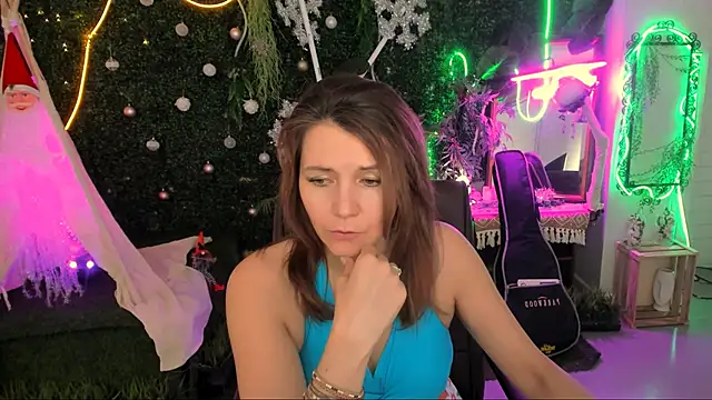 Snapshot of NicoleHitman chatting on 12.21.25 NicoleHitman online show from 12.21.25