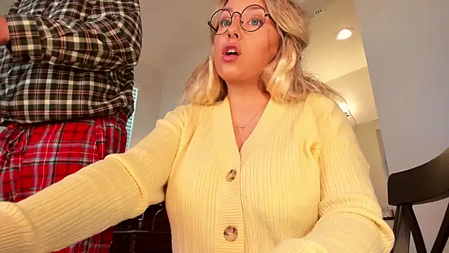 Snapshot of realtoxxxxmaria chatting on 11.08.25 realtoxxxxmaria online show from 11.08.25