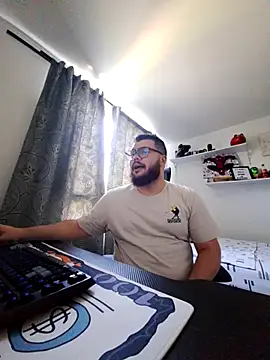 Snapshot of Edmund98 chatting on 09.27.25 Edmund98 online show from 09.27.25