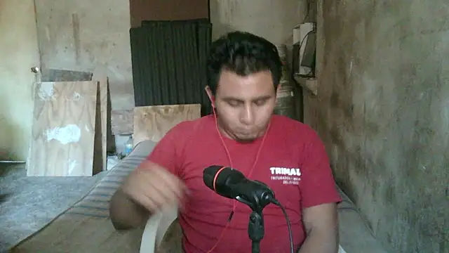 Snapshot of mikigamesH2 chatting on 03.15.25 mikigamesH2 online show from 03.15.25