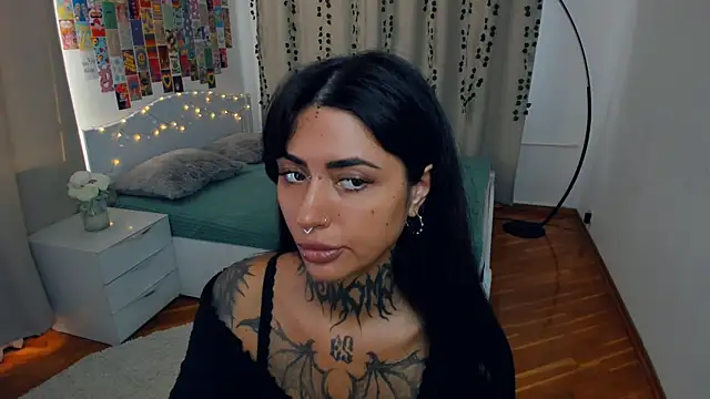 Snapshot of CharimgSabrina chatting on 10.26.25 CharimgSabrina online show from 10.26.25