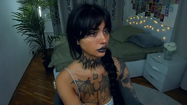 Snapshot of CharimgSabrina chatting on 11.14.25 CharimgSabrina online show from 11.14.25