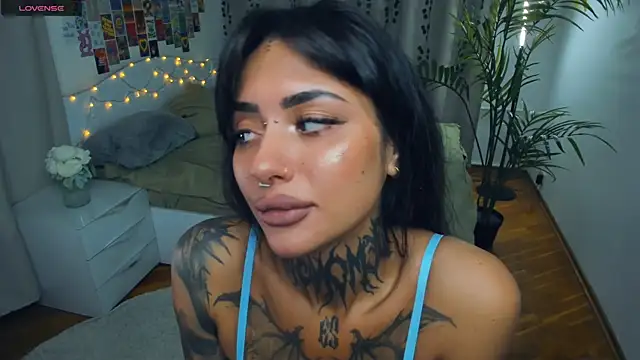 Snapshot of CharimgSabrina chatting on 11.29.25 CharimgSabrina online show from 11.29.25