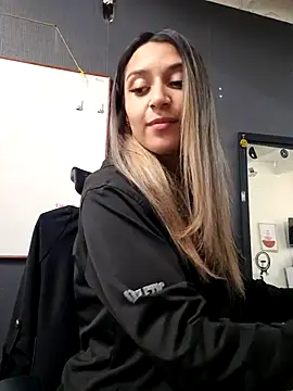 Isabella Varella online show from 10.14.25