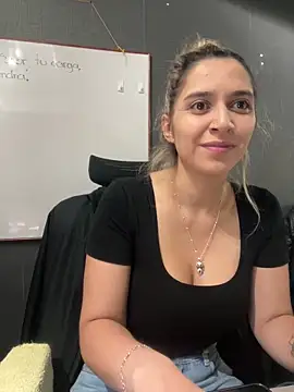 Isabella Varella online show from 12.19.25