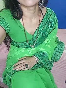 Snapshot of Cute-Zarina chatting on 10.20.25 Cute-Zarina online show from 10.20.25