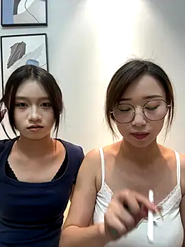 Snapshot of TOP_yoyo chatting on 12.17.25 TOP yoyo online show from 12.17.25