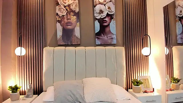 Snapshot of GiannaColling1 chatting on 10.30.25 GiannaColling1 online show from 10.30.25