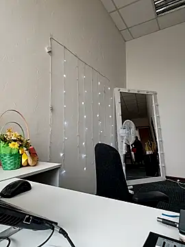 Juicy PeachLux online show from 10.02.25