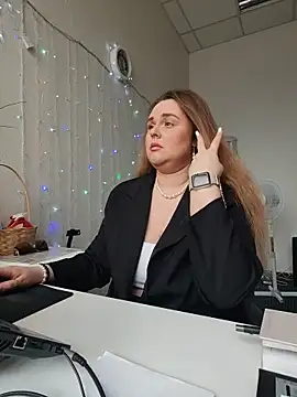 Juicy PeachLux online show from 05.20.26