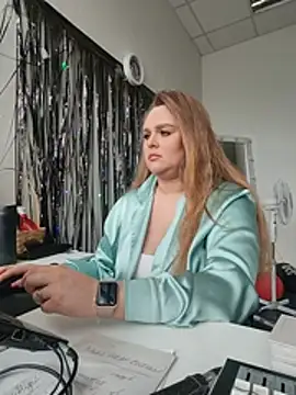 Juicy PeachLux online show from 06.12.26