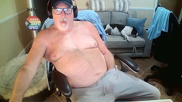 Snapshot of superbearboss chatting on 06.02.26 superbearboss online show from 06.02.26