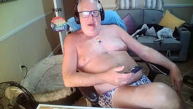 Snapshot of superbearboss chatting on 06.26.26 superbearboss online show from 06.26.26