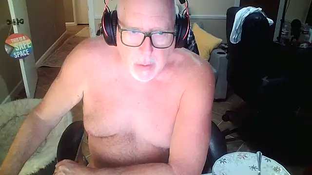 Snapshot of superbearboss chatting on 06.30.26 superbearboss online show from 06.30.26