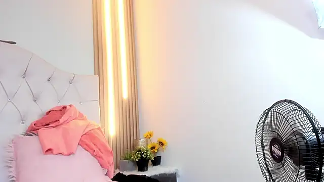 Alexa Bravva online show from 09.20.25