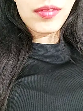 Snapshot of saraaxx1 chatting on 11.11.25 saraaxx1 online show from 11.11.25