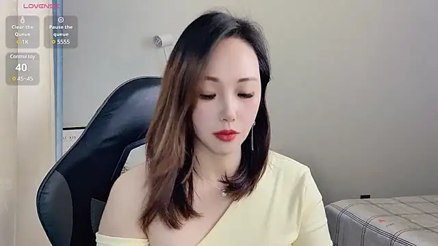 Snapshot of Dewluna chatting on 03.05.25 Dewluna online show from 03.05.25