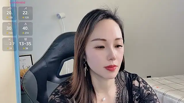 Snapshot of Dewluna chatting on 03.06.25 Dewluna online show from 03.06.25