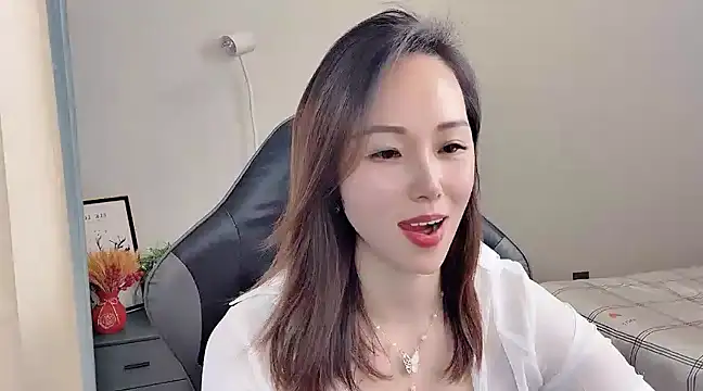 Snapshot of Dewluna chatting on 03.06.25 Dewluna online show from 03.06.25