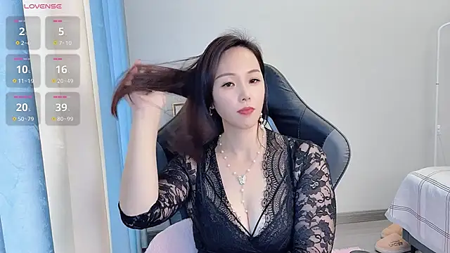 Snapshot of Dewluna chatting on 03.14.25 Dewluna online show from 03.14.25