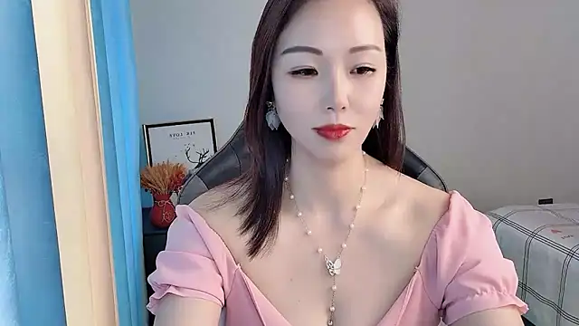 Snapshot of Dewluna chatting on 03.18.25 Dewluna online show from 03.18.25