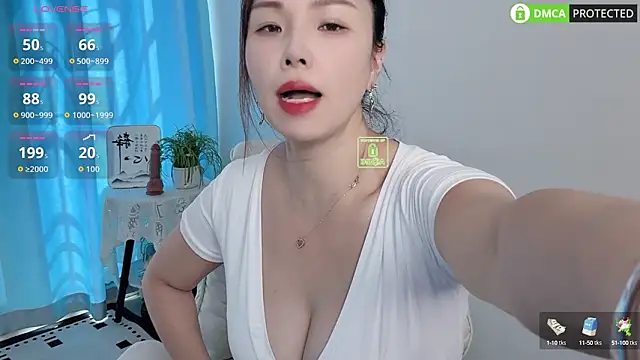 Snapshot of Dewluna chatting on 09.16.25 Dewluna online show from 09.16.25