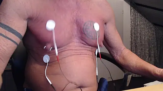 Snapshot of munichrubber chatting on 10.27.25 munichrubber online show from 10.27.25