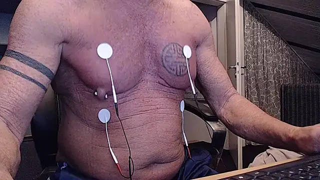 Snapshot of munichrubber chatting on 10.29.25 munichrubber online show from 10.29.25