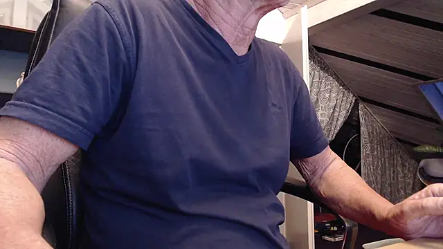 Snapshot of munichrubber chatting on 11.05.25 munichrubber online show from 11.05.25