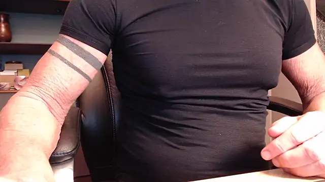 Snapshot of munichrubber chatting on 11.09.25 munichrubber online show from 11.09.25