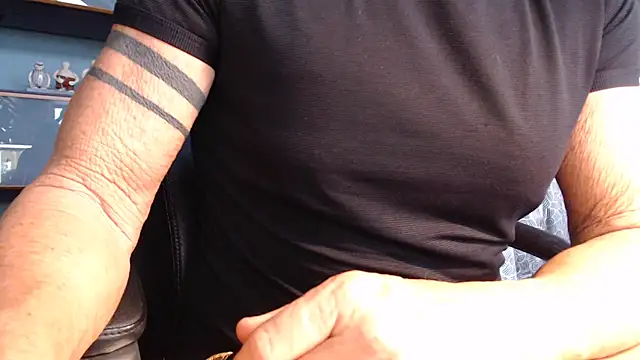 Snapshot of munichrubber chatting on 11.17.25 munichrubber online show from 11.17.25