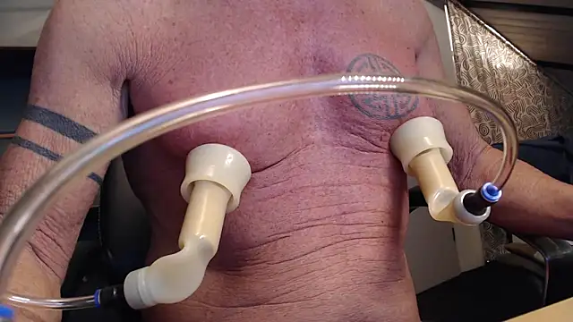 Snapshot of munichrubber chatting on 11.24.25 munichrubber online show from 11.24.25