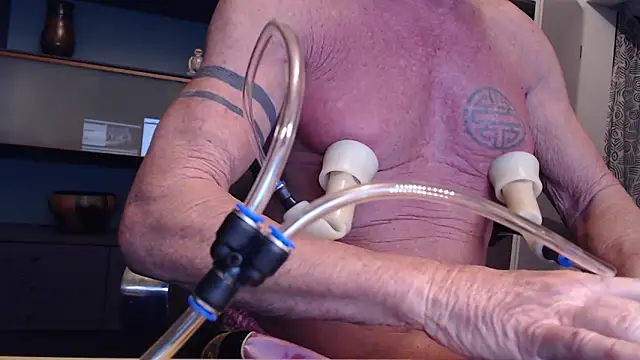 Snapshot of munichrubber chatting on 12.01.25 munichrubber online show from 12.01.25