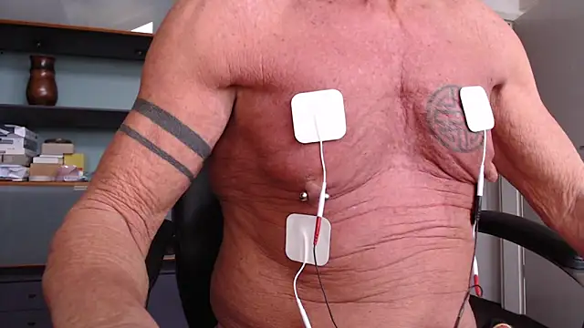 Snapshot of munichrubber chatting on 12.04.25 munichrubber online show from 12.04.25