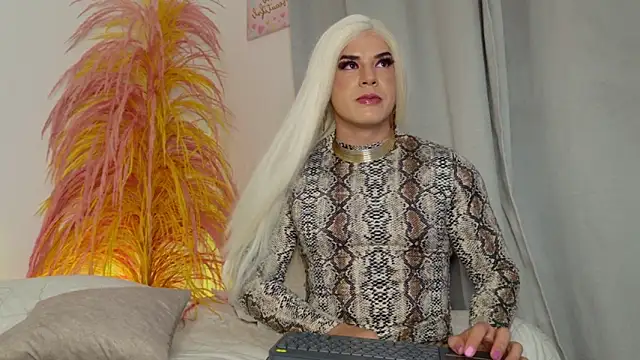 isahilton1 online show from 03.22.25