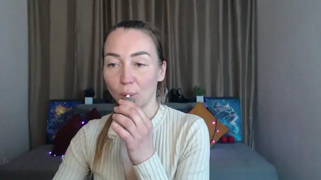 Snapshot of Kiss_julli88I chatting on 03.18.25 Kiss julli88I online show from 03.18.25