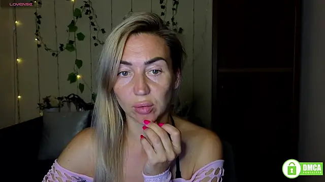 Snapshot of Kiss_julli88I chatting on 09.08.25 Kiss julli88I online show from 09.08.25