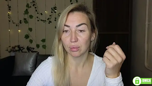 Snapshot of Kiss_julli88I chatting on 11.14.25 Kiss julli88I online show from 11.14.25