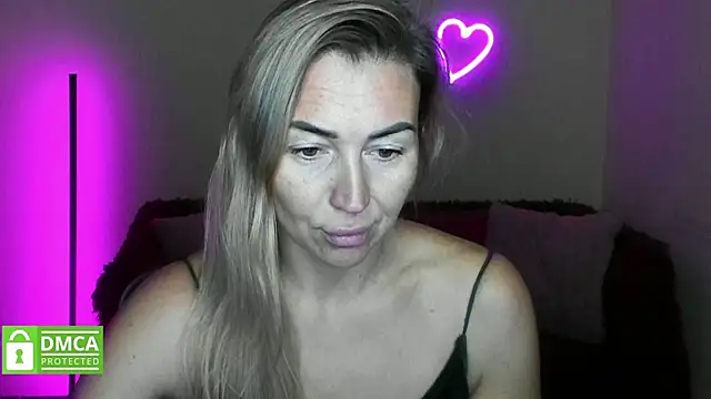 Snapshot of Kiss_julli88I chatting on 11.15.25 Kiss julli88I online show from 11.15.25