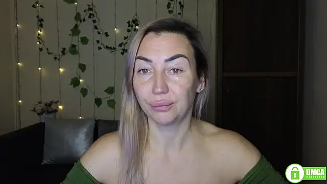 Snapshot of Kiss_julli88I chatting on 11.24.25 Kiss julli88I online show from 11.24.25