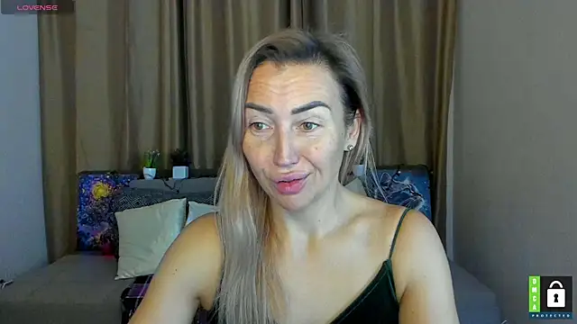 Snapshot of Kiss_julli88I chatting on 11.25.25 Kiss julli88I online show from 11.25.25