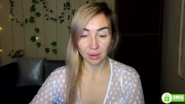 Snapshot of Kiss_julli88I chatting on 12.04.25 Kiss julli88I online show from 12.04.25