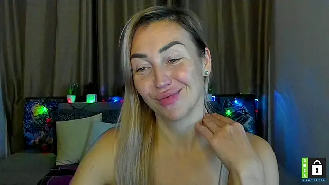 Snapshot of Kiss_julli88I chatting on 12.05.25 Kiss julli88I online show from 12.05.25