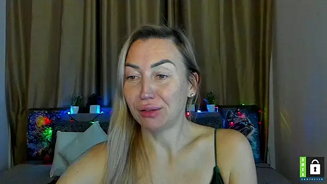 Snapshot of Kiss_julli88I chatting on 12.13.25 Kiss julli88I online show from 12.13.25