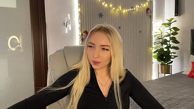 Snapshot of OhMyEmma chatting on 12.19.25 OhMyEmma online show from 12.19.25