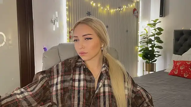 Snapshot of OhMyEmma chatting on 12.22.25 OhMyEmma online show from 12.22.25