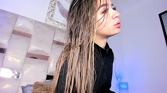 Lola Blondie online show from 11.26.25