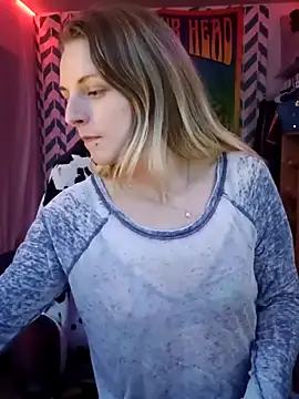 Snapshot of AlicePayne chatting on 12.15.25 AlicePayne online show from 12.15.25