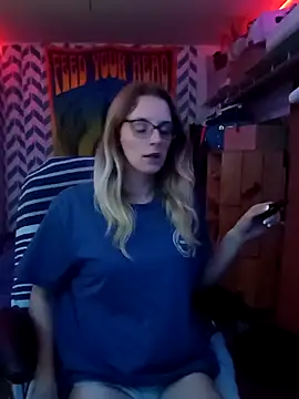 Snapshot of AlicePayne chatting on 12.19.25 AlicePayne online show from 12.19.25