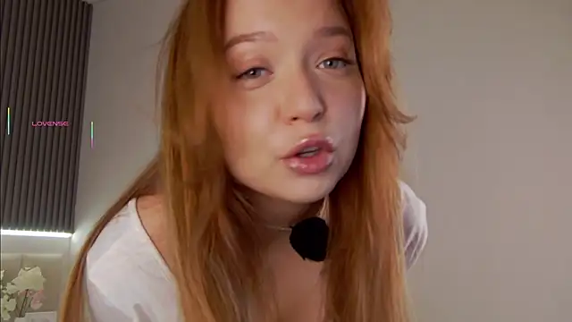 Snapshot of NikaDines chatting on 11.27.25 NikaDines online show from 11.27.25